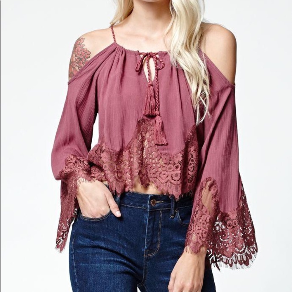 LA hearts Lace cold shoulder top